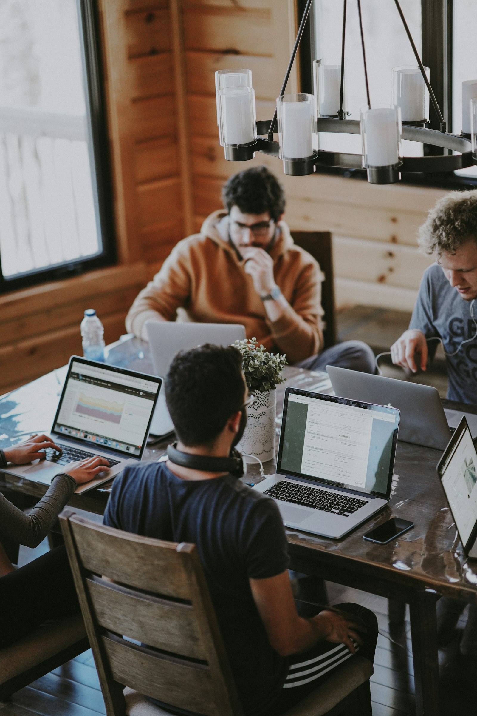 Team werkt samen aan een duidelijk overzicht van de e-mailbeveiliging